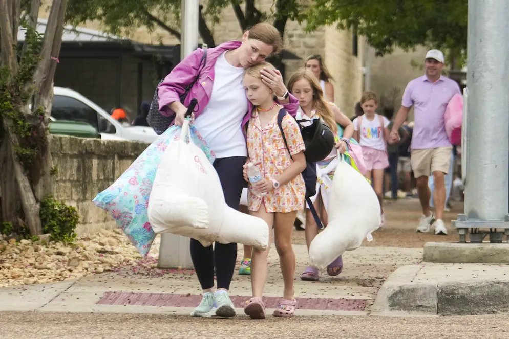 Sturzflut Texas. Bei schweren Überschwemmungen in Texas starben mindestens 50 Menschen, darunter auch Kinder. Es gibt viele Vermisste.