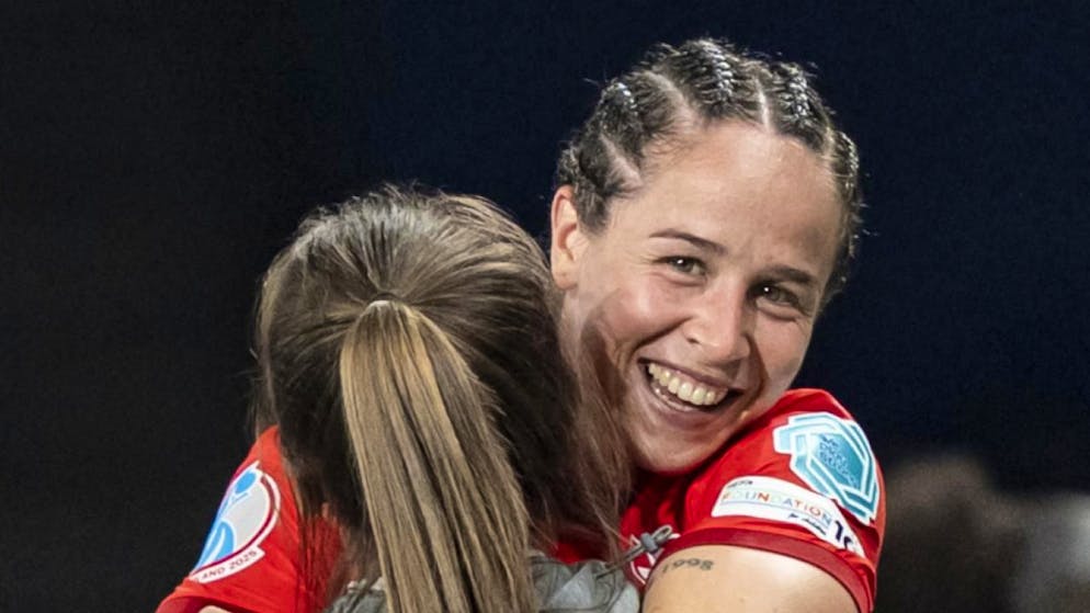 Mehr Pokale als Putellas. Vier Brüder, ein Körper voller Tattoos und Power ohne Ende – so tickt Nati-Heldin Reuteler