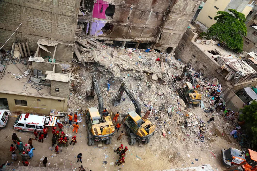 epa12217173 Les sauveteurs fouillent les décombres d'un immeuble effondré à Karachi, au Pakistan, le 5 juillet 2025. Les équipes de secours ont retrouvé plusieurs corps pendant la nuit après l'effondrement d'un immeuble de cinq étages le 4 juillet. EPA/REHAN KHAN