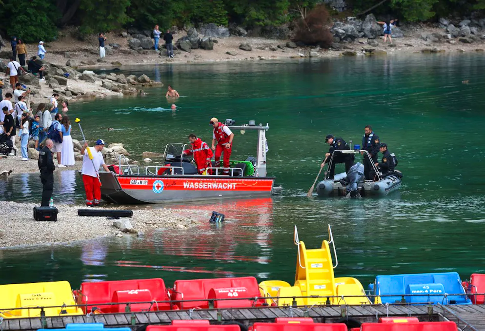 Bavière, Grainau : les secours de la police et des pompiers accostent derrière les pédalos d'une société de location fermée, sur les rives du lac Eibsee.