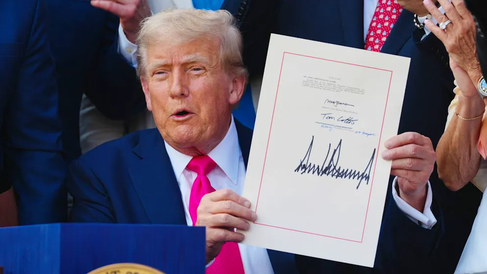 Autografi, foto e regali. Ecco come Trump avrebbe convinto i repubblicani titubanti sul Big Beautiful Bill