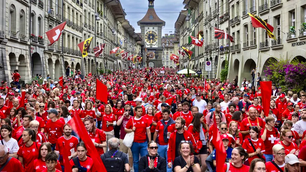 Euro 2025 : marée rouge sur Berne. La ville de Berne était aux couleurs de la Suisse dimanche.