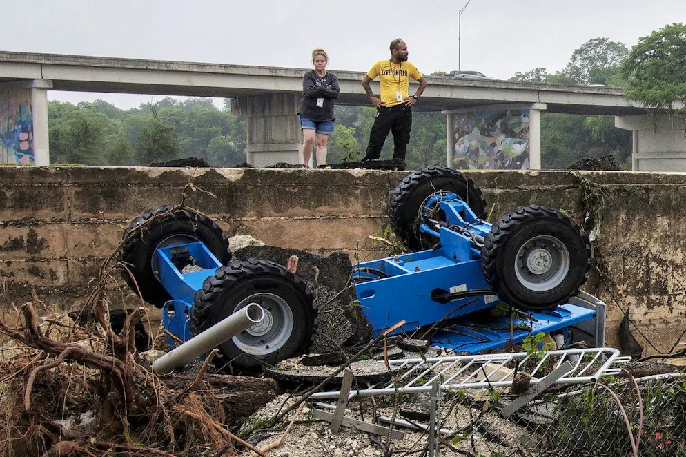 epa12218667 Des personnes observent les dégâts le long de la rivière Guadalupe à Kerrville, au Texas, aux États-Unis, le 5 juillet 2025. Les équipes de recherche et de sauvetage continuent de travailler sans relâche après les crues soudaines de la rivière Guadalupe dans le comté de Kerr. EPA/DUSTIN SAFRANEK