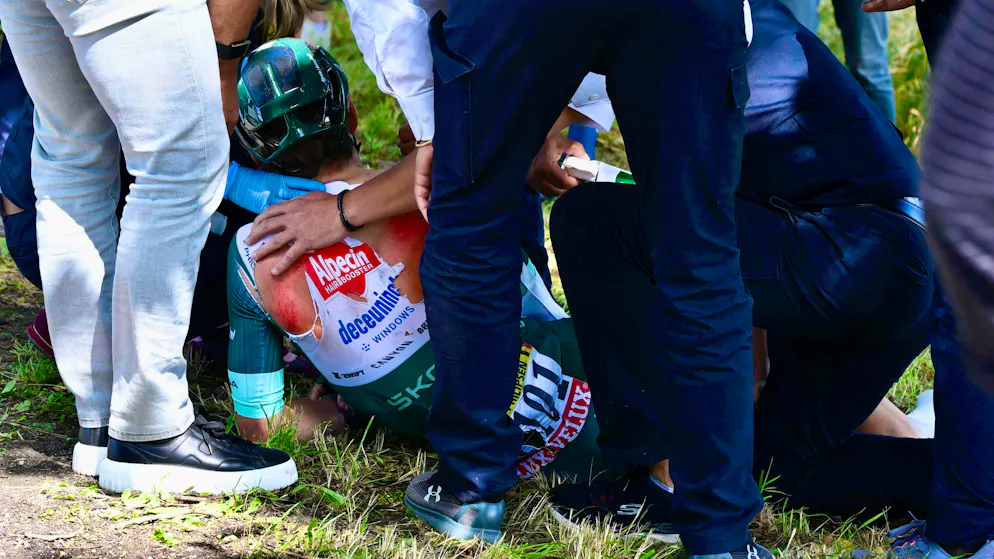 Séisme sur le Tour de France. Terrible chute et abandon du maillot vert Jasper Philipsen !