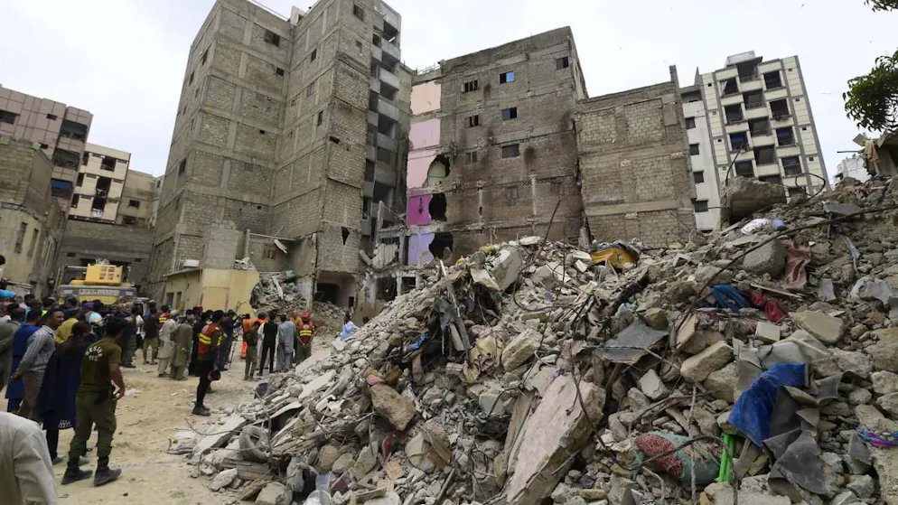 Le macerie dell'edificio crollato
