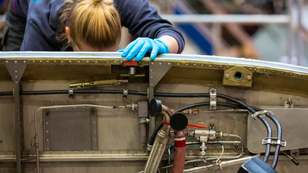 Une employée de l'entreprise d'armement Ruag au travail (photo d'archives)