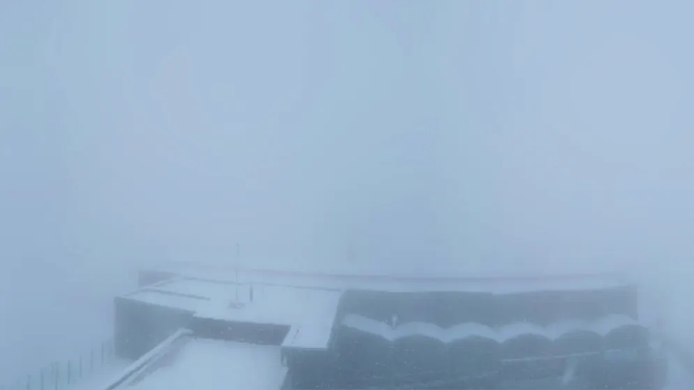 Neige en Valais. Webcam des Attelas (2'700 m) ce mardi 8 juillet à 9h30.