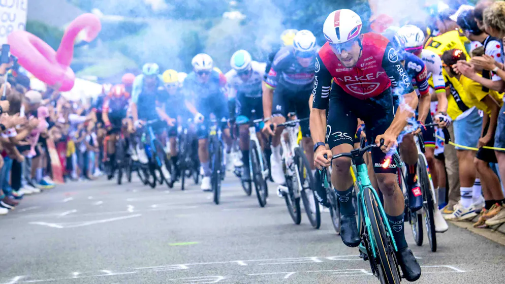 Visione oscurata: i tifosi lanciano fumogeni a bordo strada durante il Tour de France.