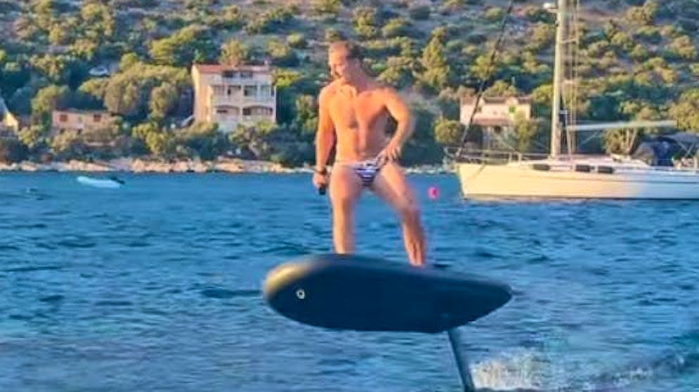 La superstar dello sci al mare. Ecco come Marco Odermatt si diverte anche sulla tavola da surf elettrica