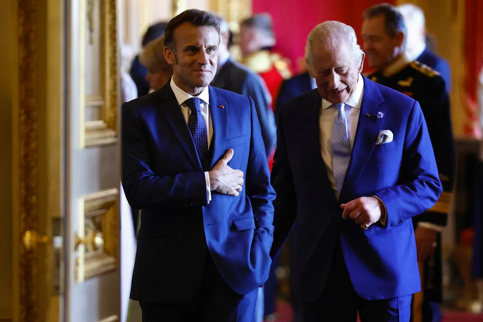 Emmanuel Macron (sinistra) e re Carlo III al castello di Windsor