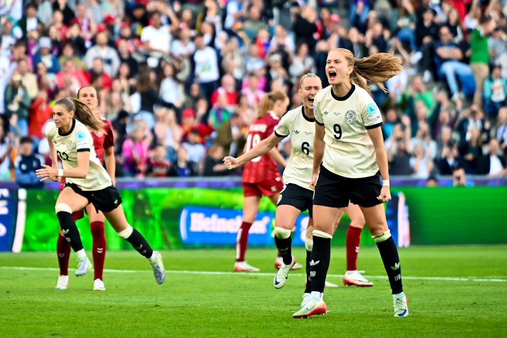 Dreimal VAR: DFB-Frauen mit «Mentalitätssieg» gegen Dänemark - Gallery. Die neue Vizekapitänin Sjoeke Nüsken (r) jubelt nach ihrem Elfmetertor. 