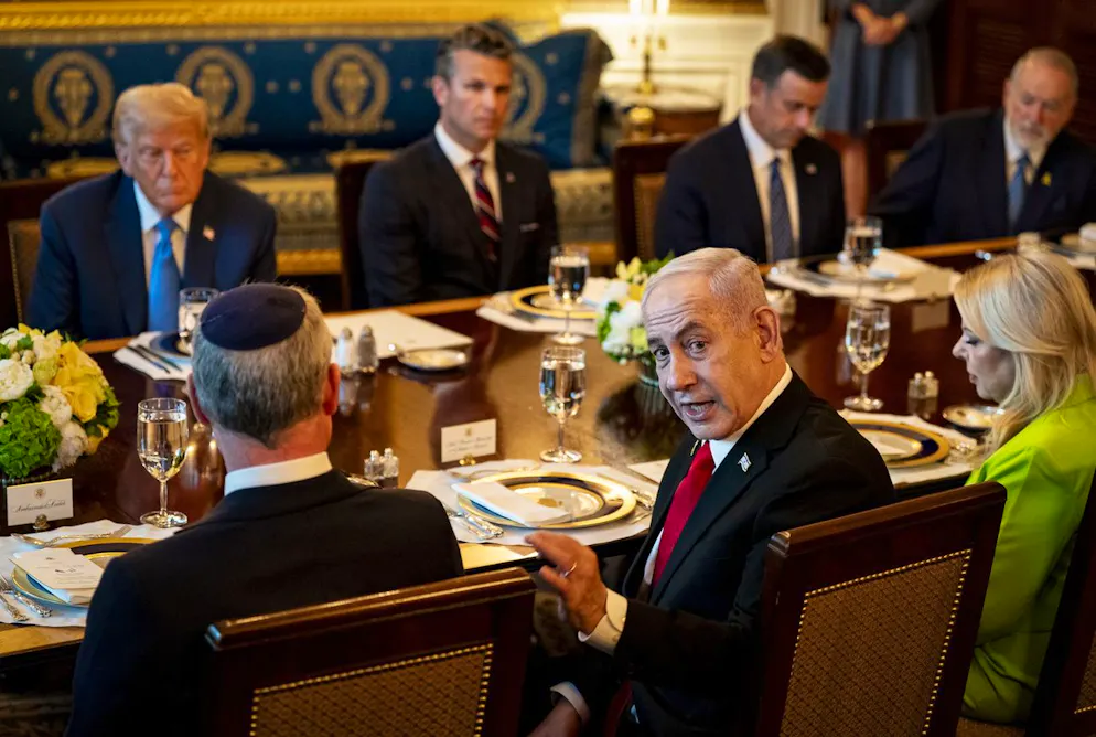 Il presidente degli Stati Uniti Donald Trump (a sinistra, in alto) e il primo ministro israeliano Benjamin Netanyahu (a sinistra, in basso) a una cena nella Sala Blu della Casa Bianca a Washington, 07 luglio 2025.