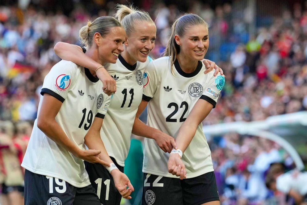 Dreimal VAR: DFB-Frauen mit «Mentalitätssieg» gegen Dänemark - Gallery. Die deutschen Fussballerinnen erinnern an ihre verletzte Kapitänin Giulia Gwinn.