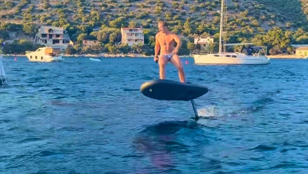 Marco Odermatt enjoys himself on an e-surfboard during his vacation.