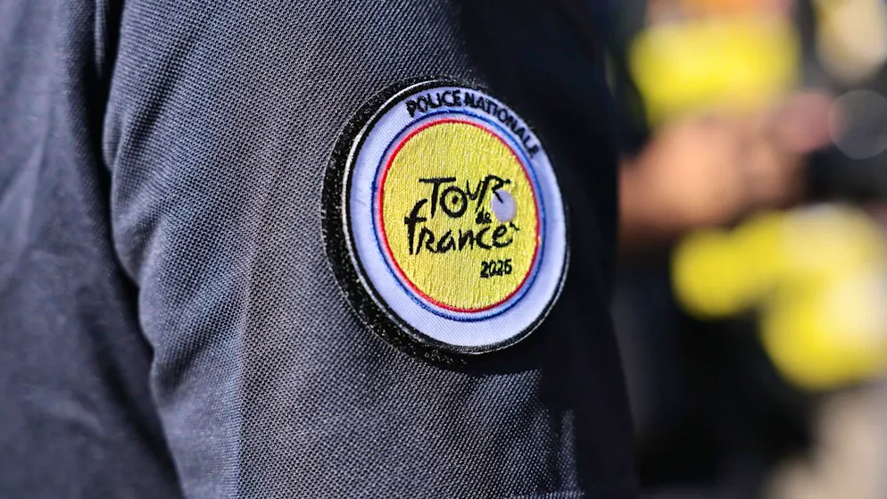 Frayeur sur le Tour de France. Policier attaqué et spectateurs menacés par un homme armé