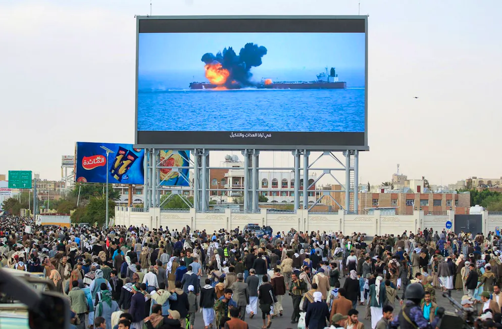 Des images d’une boule de feu explosant sur un cargo sont diffusées sur un écran géant lors d’une manifestation organisée par le mouvement rebelle Houthi, à Sanaa, le 17 mars 2025 (archive).