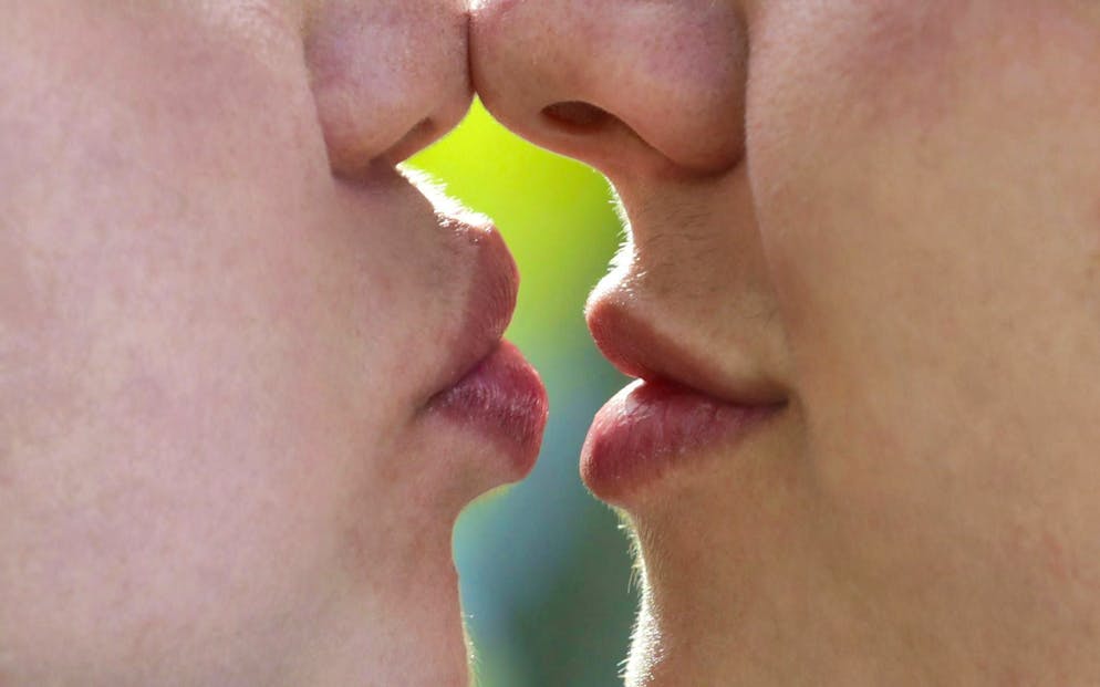 Beauty trend full lips - more volume, less feeling? - Gallery. Does it feel different to kiss with full lips? Experts think this is likely if the lips are greatly enlarged.