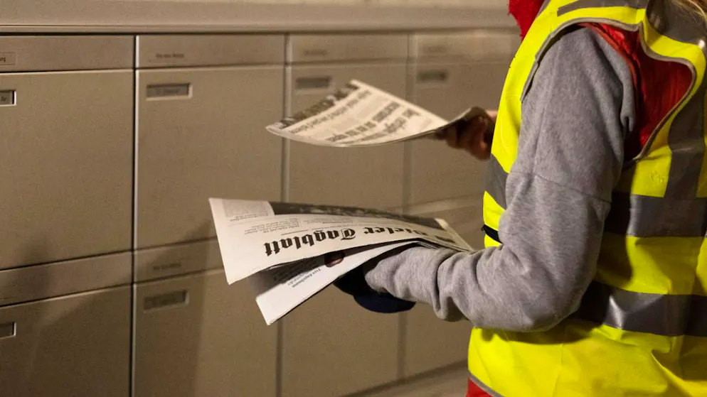 La modifica della Legge sulle Poste è volta a rafforzare il sostegno indiretto alla stampa destinato alla distribuzione regolare di quotidiani e periodici in abbonamento.