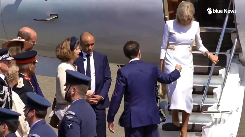 Après la gifle, le nouveau couac. Brigitte Macron ignore la main d'Emmanuel : vives tensions à l’Elysée ?