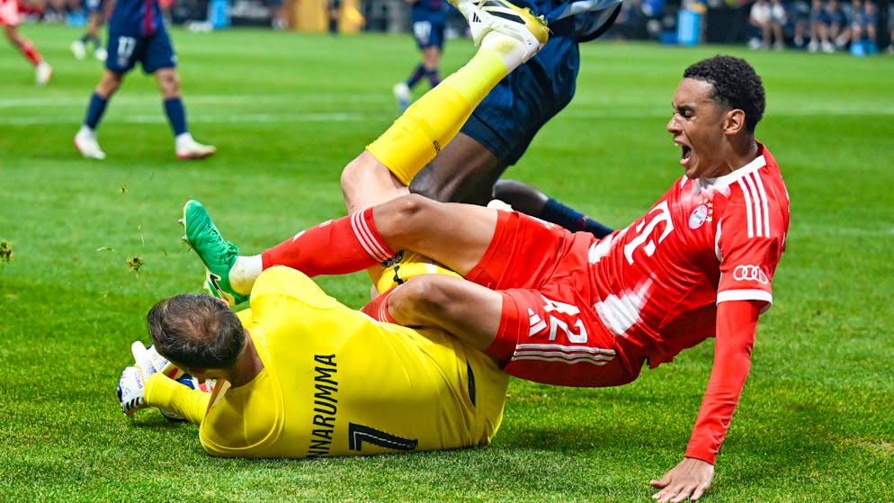 Gianluigi Donnarumma hechtet nach dem Ball und trifft dabei Jamal Musiala unglücklich am Fuss.