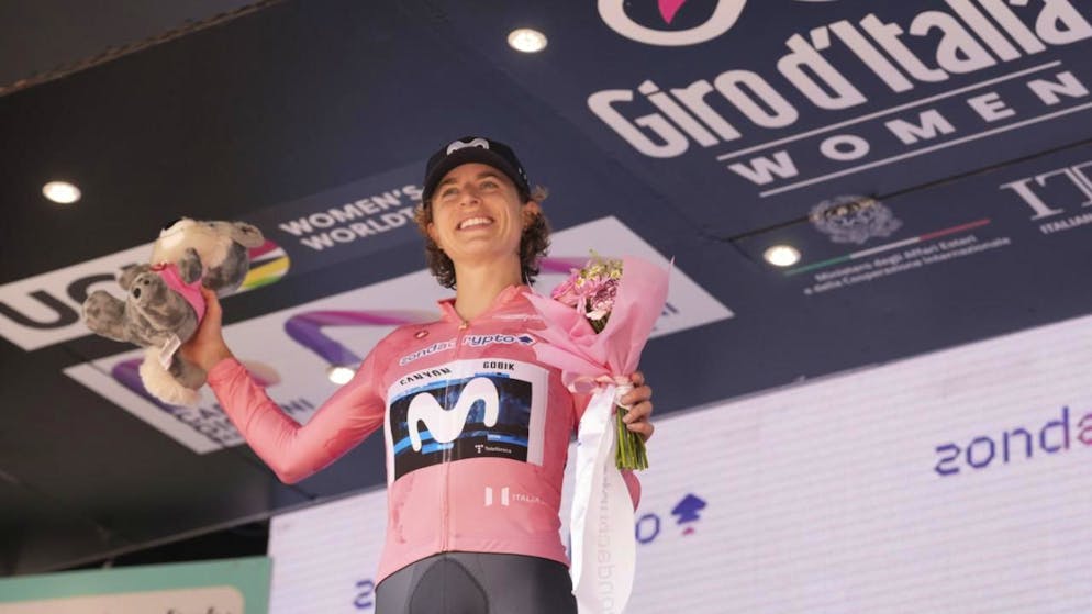 Marlen Reusser strahlt am Ende des vierten Giro-Tages wieder im rosafarbenen Leadertrikot