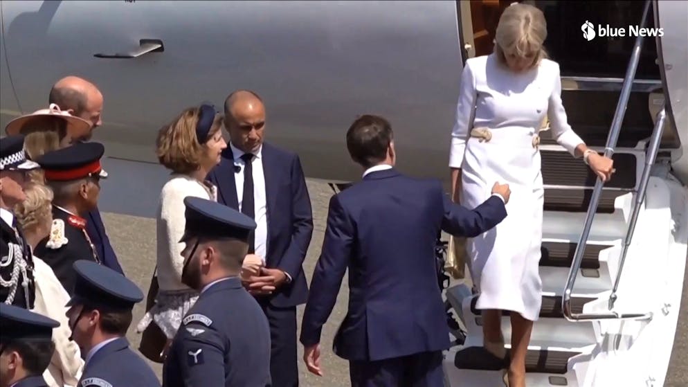 Dopo la sberla. Brigitte Macron ignora la mano di Emmanuel: gaffe o scandalo?