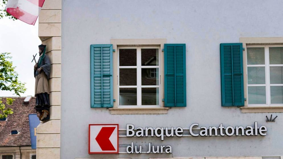 Pour 2025, le système bancaire suisse, englobant les banques cantonales et une vingtaine d'établissements comme UBS, devrait "continuer à bénéficier de conditions économiques solides et de la baisse des taux directeurs", selon les analystes de Moody's.
