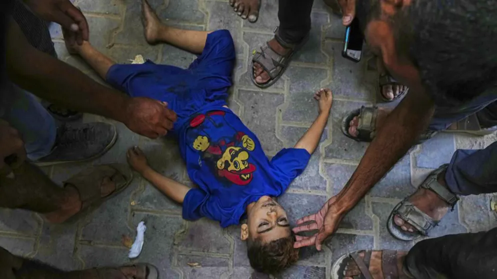 Selon l'ONG Médecins sans frontières (MSF), le taux de mortalité avait été multiplié par dix pour les enfants de moins de cinq ans par rapport à avant la guerre. Ici, un enfant tué par un bombardement israélien à l'hôpital Al-Chifa, à Gaza.