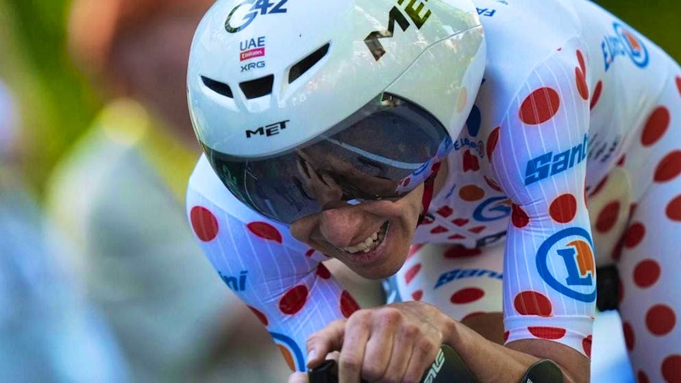 Swaps the leader's jersey for the overall leader: Tadej Pogacar