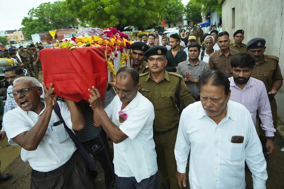 Des personnes portent le cercueil de Rajendra Patankar, victime de l'accident d'avion d'Air India, lors de ses funérailles à Ahmedabad, en Inde, le jeudi 19 juin 2025. (AP Photo/Ajit Solanki)
