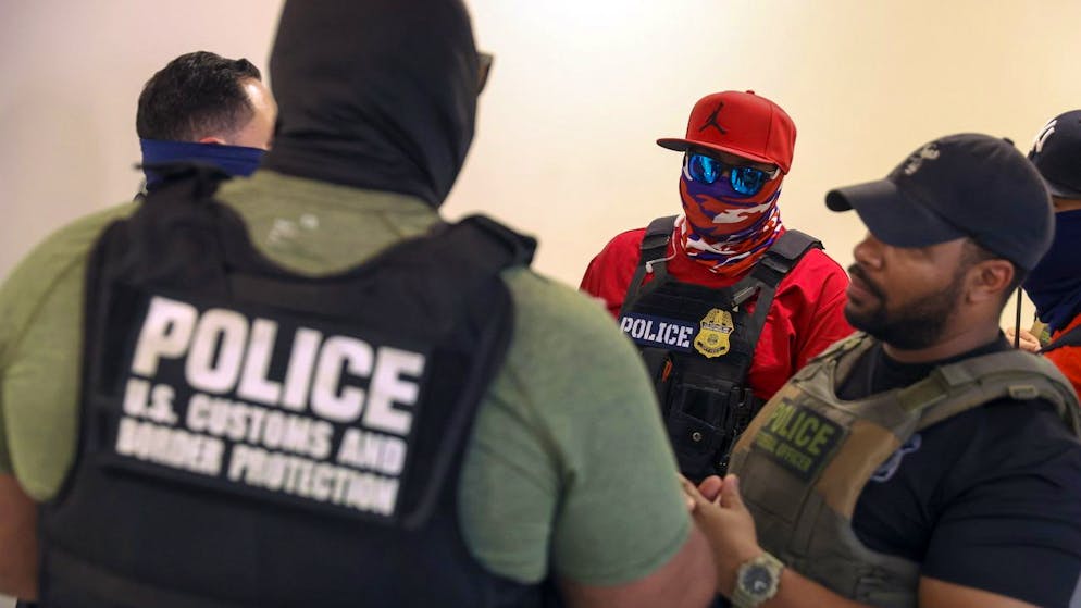 Agenten von ICE und der Customs and Porder Patrol (CBP), die ebenfalls zum Heimtaschutzministerium DHS gehört, warten am 9. Juli vor einem Immigrationsgericht auf den Ausgang einer Verhandlung.