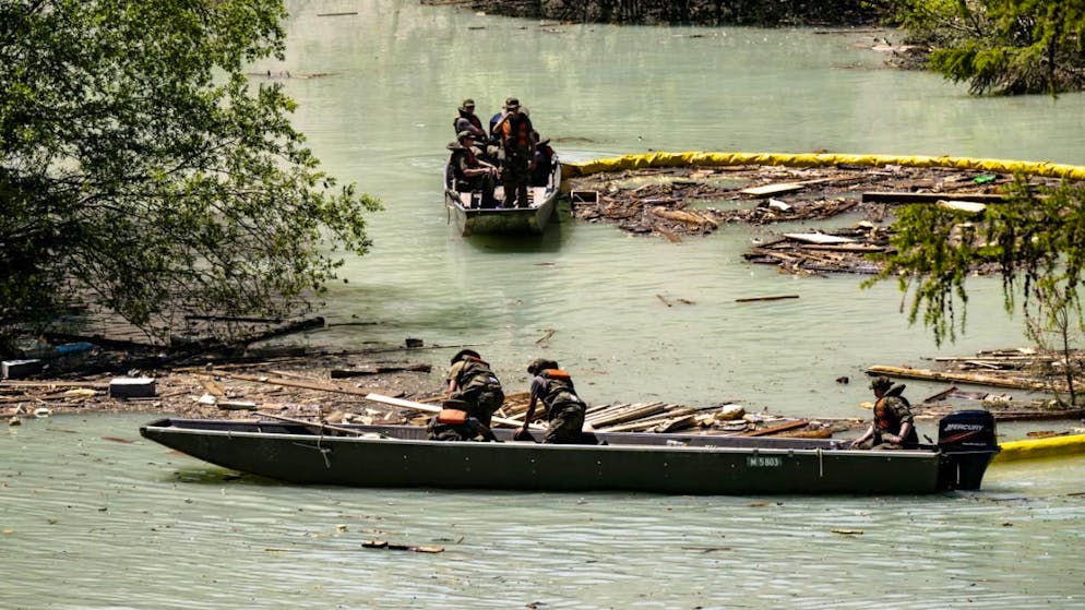 «À titre exceptionnel». Blatten: le bois flottant récolté par l'armée brûlé à l'air libre