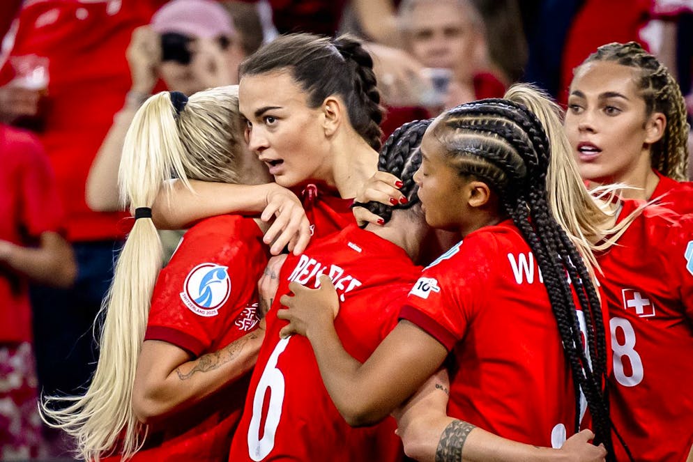 Riola Xhemaili, seconda da sinistra, celebrata dalle compagne di squadra: il suo gol vale la storia.