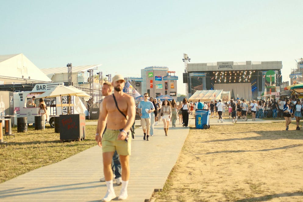 Openair Frauenfeld Abendstimmung. Laut blue News Reporter*innen wirkt das Gelände aber weniger voll als in den Jahren zuvor.