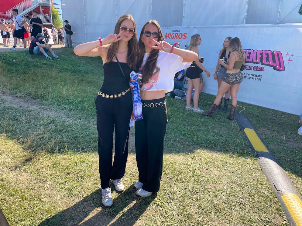 Lorena und Florentina haben ihr Outfit zwar geplant, aber nicht dem Wetter angepasst.