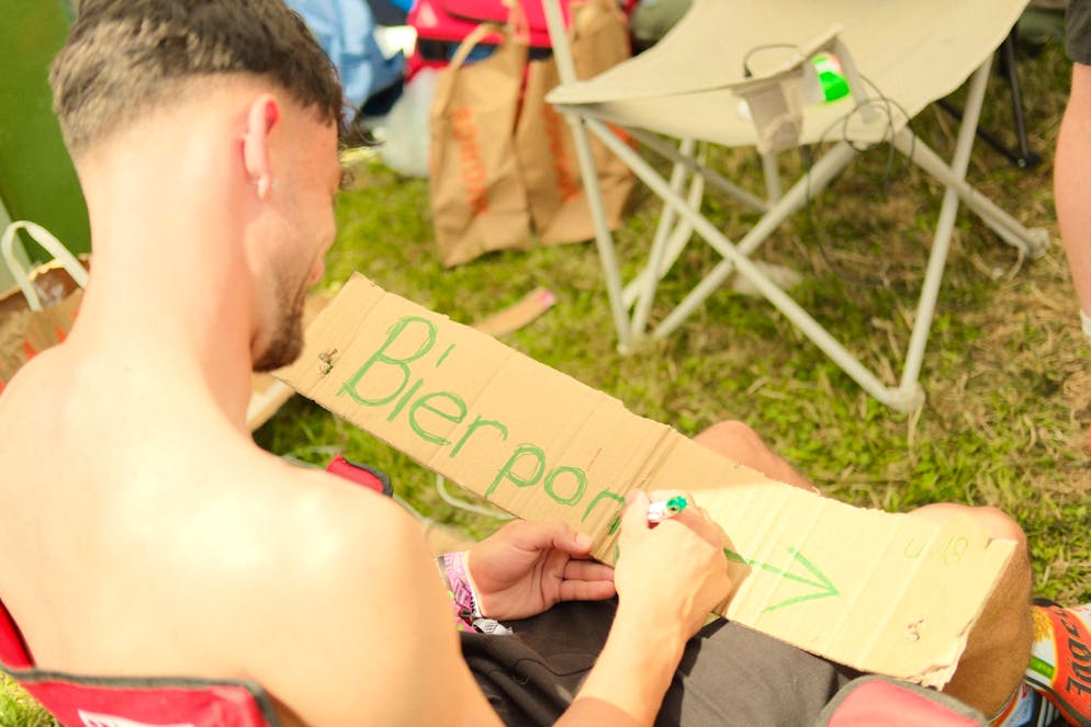 Openair Frauenfeld 2025. Auf dem Zeltplatz sind die Festivalgänger*innen schon am Nachmittag in Festival-Stimmung.