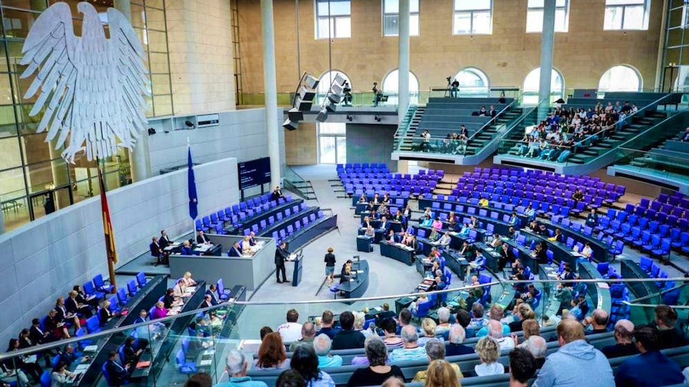 View of the plenary chamber in the Bundestag as budget deliberations continue. Photo: Kay Nietfeld/dpa