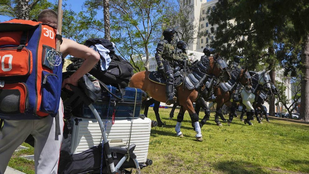 Maskierte ICE-Reiter am 7. Juli im MacArthur Park in Los Angeles. 