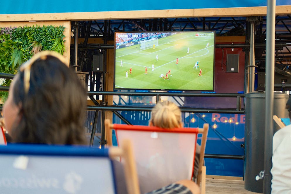 Public Viewing OAF. Wer genug früh vor Ort war, konnte sich einen besonders bequemen Platz ergattern.