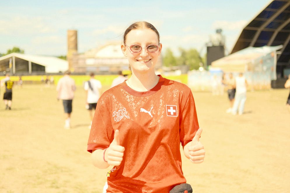 Frauen-Nati-Support in Frauenfeld. Auffallend: Besonders viele Frauen zeigen mit ihrer Outfit-Wahl ihren Support.