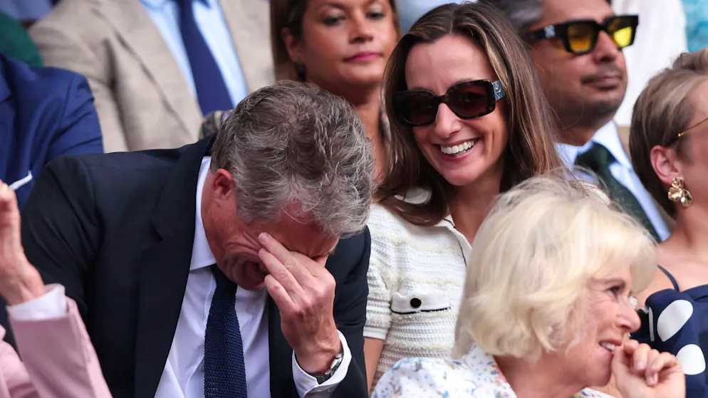Tie-break Djokovic-Cobolli. Royal Box da sogno... o da sonno? Hugh Grant si appisola a Wimbledon e il video diventa virale