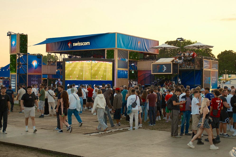 Openair Frauenfeld 2025. Beim Swisscom-Stand verfolgen die Musikfans das Nati-Spiel gegen Finnland.