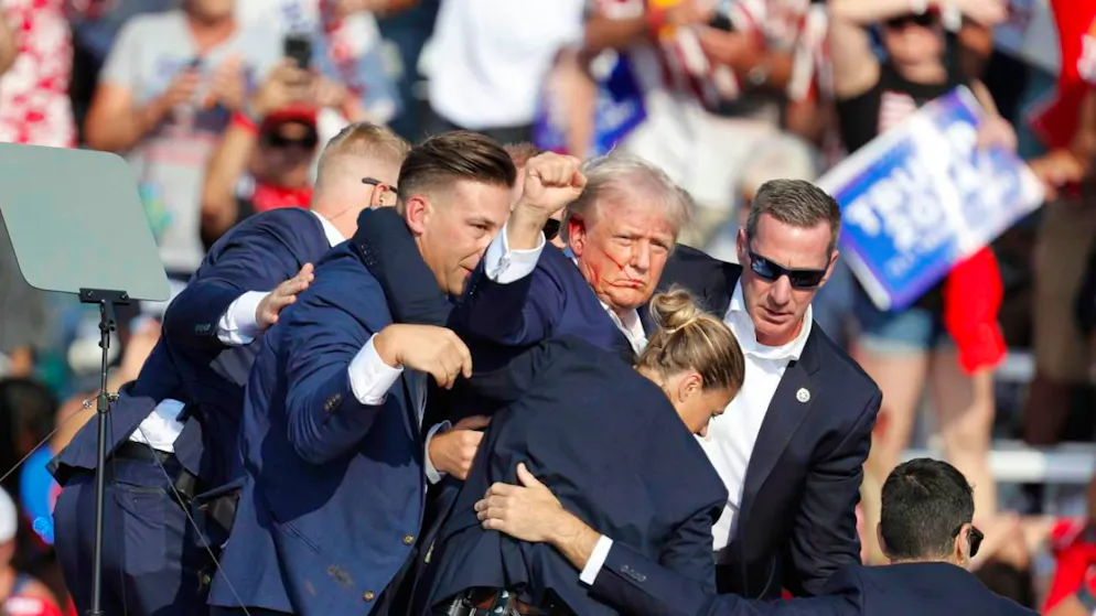 Donald Trump accerchiato da agenti del Secret Service il 13 luglio 2024 a Butler, nello Stato della Pennsylvania. (Foto archivio)