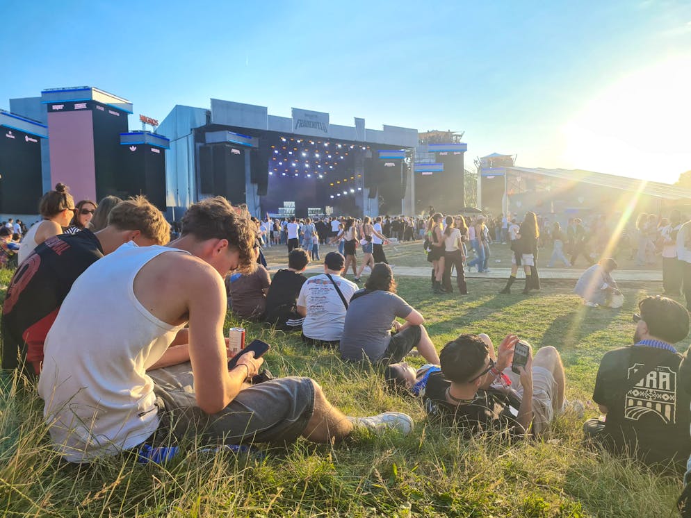 Openair Frauenfeld 2025. Die Besucherinnen des Openair Frauenfeld geniessen vor der Bühne die letzten Sonnenstrahlen.