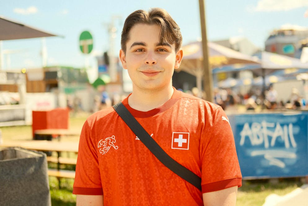 Openair Frauenfeld 2025. Dieser Festivalgänger hat sein Outfit der Fussball-Europameisterschaft angepasst.