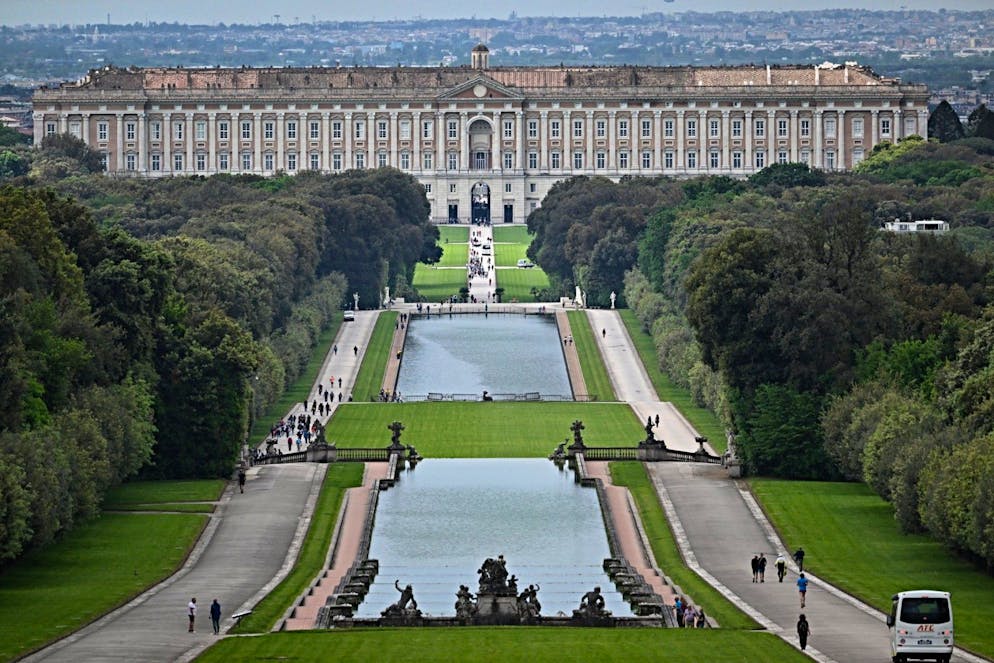 La directrice du palais de Caserte, Tiziana Maffei, a regretté dans un communiqué que ce vol ait causé entre autres «le jaunissement des pelouses», tout en assurant que la situation devrait revenir à la normale avec les pluies automnales.