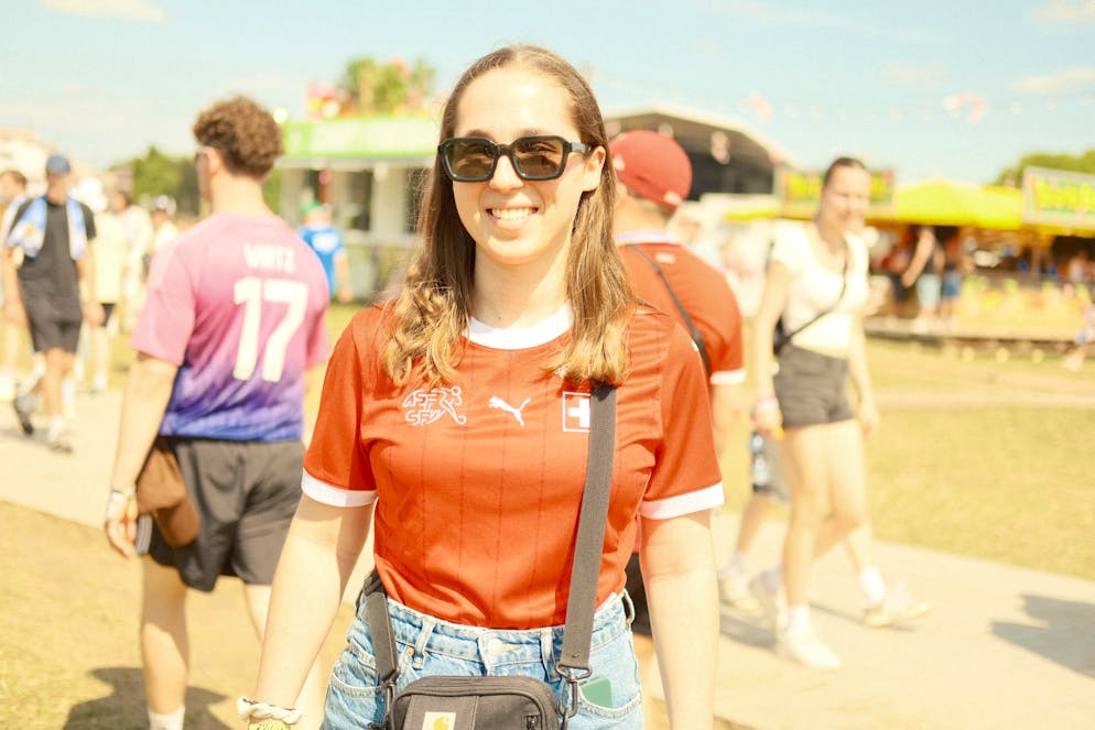 Frauen-Nati-Support in Frauenfeld. Das Schweizer Shirt ist dabei besonders präsent.