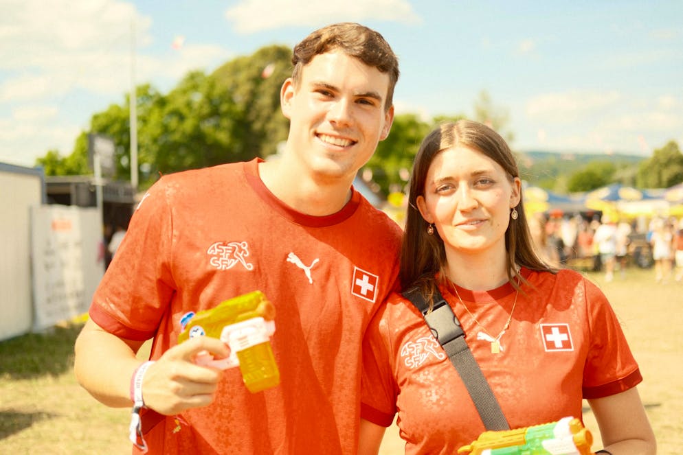 Frauen-Nati-Support in Frauenfeld. Kein Prophet, wer diese beiden Festival-Gäste bei der Übertragung vor Ort ahnt.