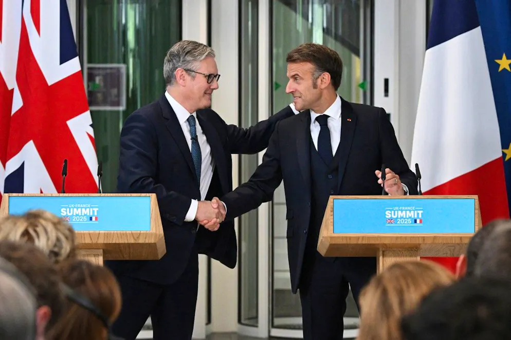 Le Premier ministre britannique Keir Starmer (gauche) et le président français Emmanuel Macron (droite) tiennent une conférence de presse conjointe à l’issue d’une réunion de la « Coalition of the Willing » sur une base militaire au quartier général de Northwood, dans le nord-ouest de Londres, le 10 juillet 2025.