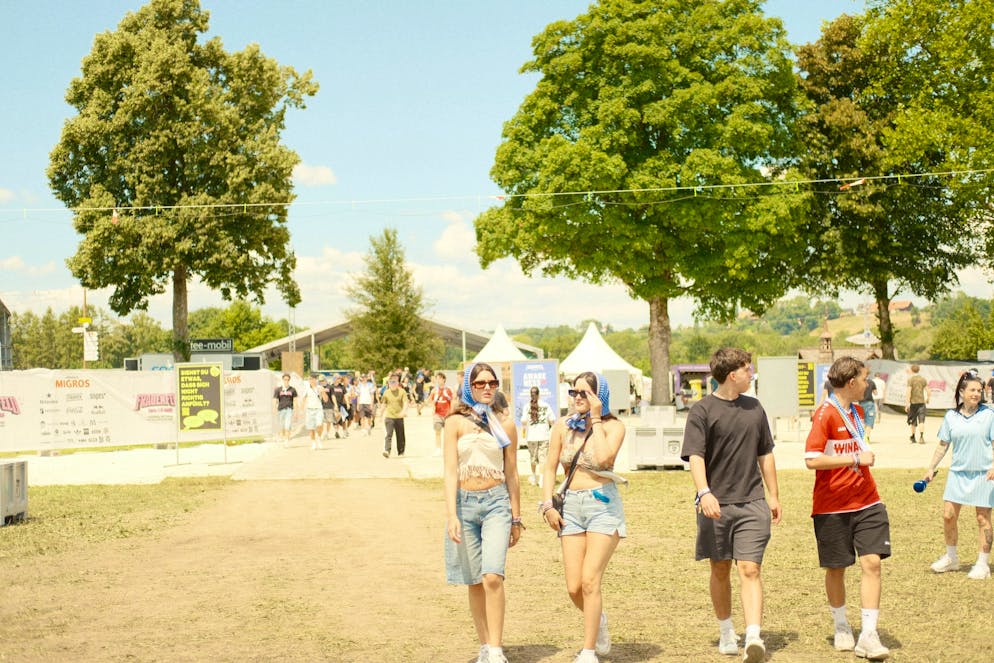 Openair Frauenfeld 2025. Die Festivalbesucher*innen treffen bereits am frühen Donnerstagnachmittag am Openair Frauenfeld ein.